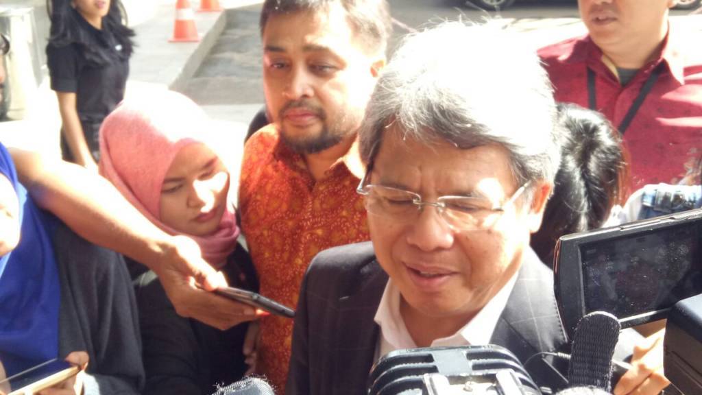Advokat Todung Mulya Lubis tiba di Gedung Komisi Pemberantasan Korupsi (KPK). Foto: NusantaraNews/Restu Fadilah