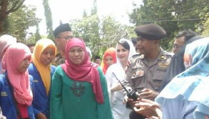 Calon gubernur Jawa Timur, Khofifah Indar Parawansa didampingi Arumi Bachsin (istri Emil Dardak) meresmikan posko pemenangan Khofifah-Emil di Bangkalan, Minggu (31/12/2017). Foto: Tri Wahyudi/NUSANTARANEWS