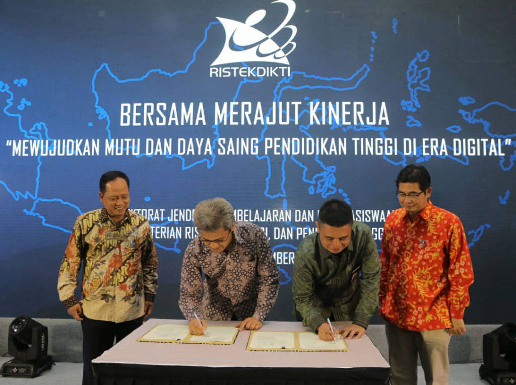 Direktur Enterprise and Business Service PT Telkom Indonesia (Persero) Tbk (Telkom) Dian Rachmawan (kedua dari kanan) dan Sekretaris Jenderal Kementerian Riset, Teknologi, dan Pendidikan Tinggi (Kemenristekdikti) Republik Indonesia Ainun Naim (kedua dari kiri) saat menandatangani Nota Kesepahaman tentang “Kerja Sama Penyediaan Fasilitas Telekomunikasi untuk Indonesian Research and Education Network (IdREN) disaksikan oleh Menteri Riset, Teknologi, dan Pendidikan Tinggi RI Mohamad Nasir (paling kiri) serta Direktur Jenderal Pembelajaran dan Kemahasiswaan Kemenristekdikti Intan Ahmad (paling kanan) di Jakarta (19/12). Foto> Dok. Telkom/Istimewa