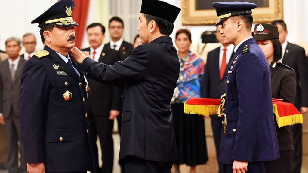 Presiden Jokowi saat melantik marsekal Hadi Tjahjanto sebagai Kepala Staf Angkatan Udara pada 18 Januari 2017 lalu. Foto: Istimewa