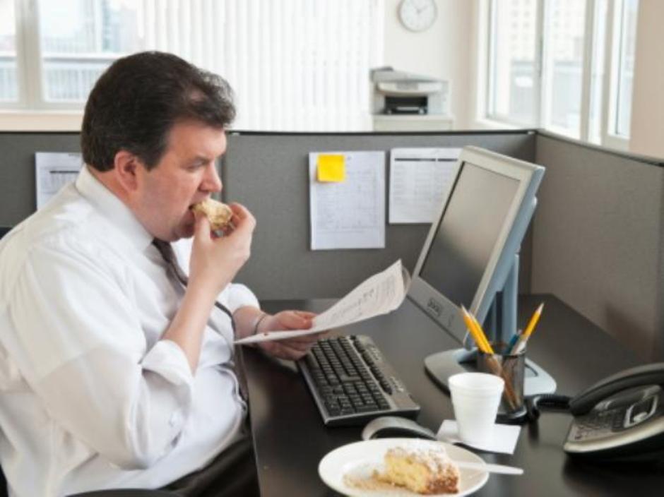Bekerja sambil makan, adalah salah satu penyebab berat badan bertambah. Foto: Ilustrasi/Pictagram