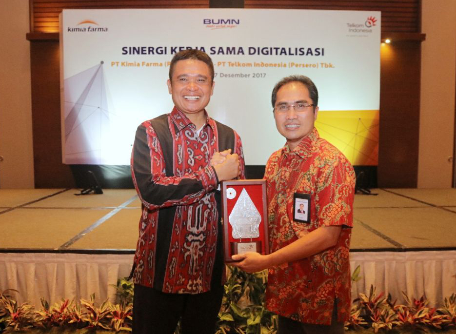 Direktur Utama Kimia Farma Honesti Basyir (kiri) dan Direktur Enterprise & Business Service Telkom Dian Rachmawan (kanan) usai penandatanganan Perjanjian Kerja Sama (PKS) Digitalisasi Kimia Farma di Bandung (27/12). Foto: Kencana Wulan/Istimewa