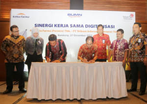 Direktur Utama Kimia Farma Honesti Basyir (keempat dari kanan) dan Direktur Enterprise & Business Service Telkom Dian Rachmawan (ketiga dari kiri) saat menandatangani Perjanjian Kerja Sama (PKS) Digitalisasi Kimia Farma di Bandung (27/12). Foto: Kencama Wulan/Istimewa