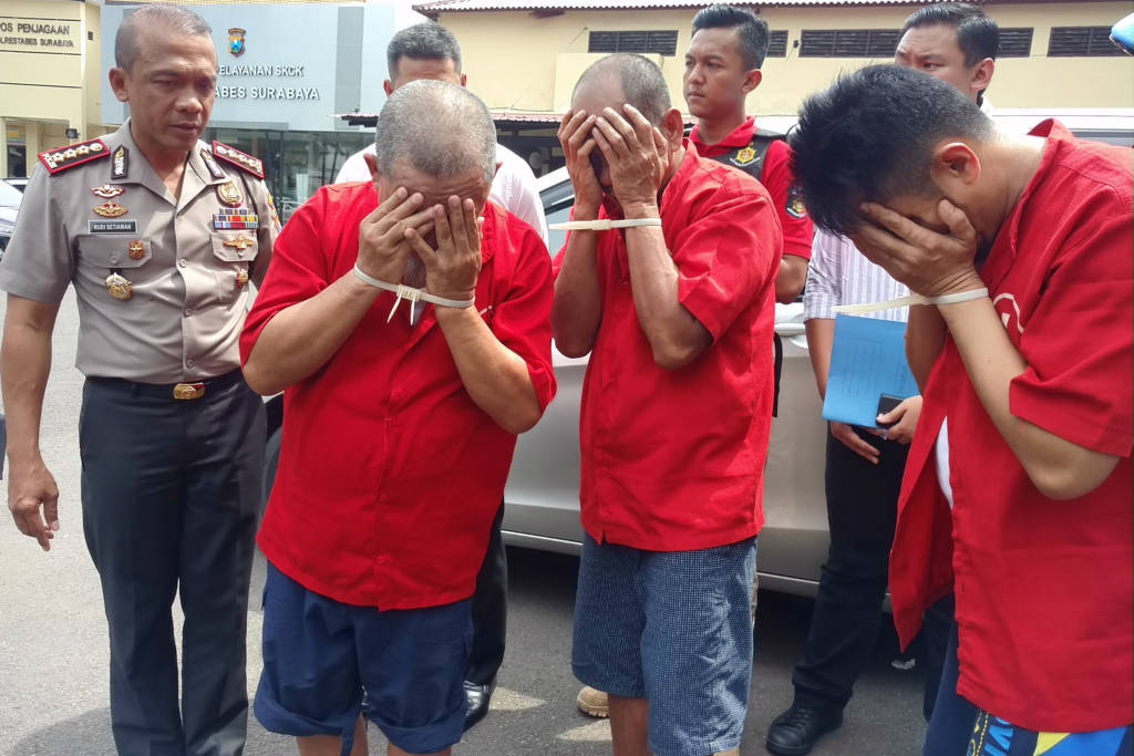 Tiga pelaku penipuan berinisial YR, MF dan NA dibekuk Satreskrim Polrestabes Surabaya. Foto: Tri Wahyudi/NusantaraNews