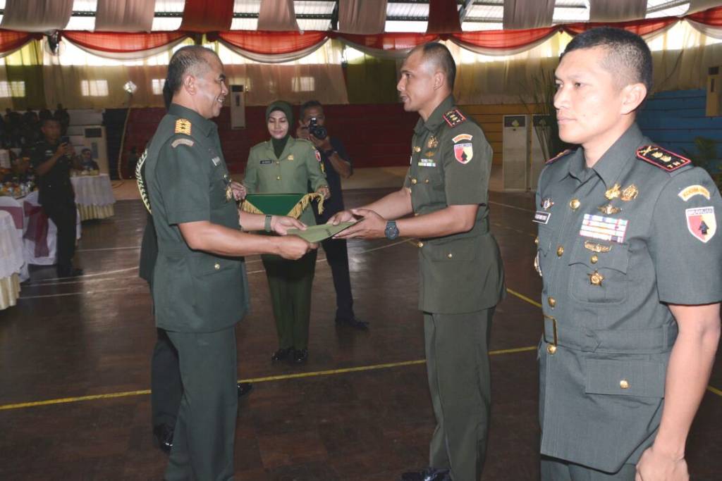 Komandan Kodim 0824 Jember, Letkol Inf Rudianto menerima penghargaan dari Pangdam V/Brawijaya Mayjen Arif Rahman. Foto: Sis/NusantaraNews/Kodim