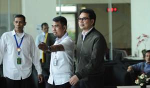 Berikan Dukungan, Aziz Syamsuddin Hadiri Sidang Eksepsi Setnov