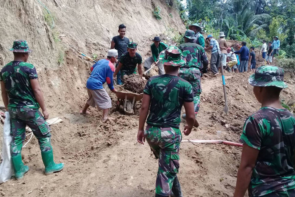 Korem 081/DSJ mengerahkan Pasukannya di beberapa titik akses jalan yang terdampak tanah longsor di wilayah Kabupaten Pacitan. Foto: Penrem