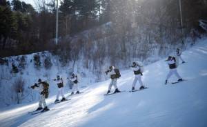 Sebanyak 220 marinir Korea Selatan (South Korean Marine) dan 220 marinir AS (US Marine) gelar latihan perang di musim salju. Foto: REUTERS