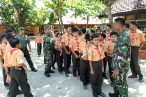 Tiga Babinsa Kodim 0805/Ngawi berikan wasbang dan bela negara kepada siswa-siswi SMPN 1 Widodaren. Foto: Dok. Kodim Ngawi