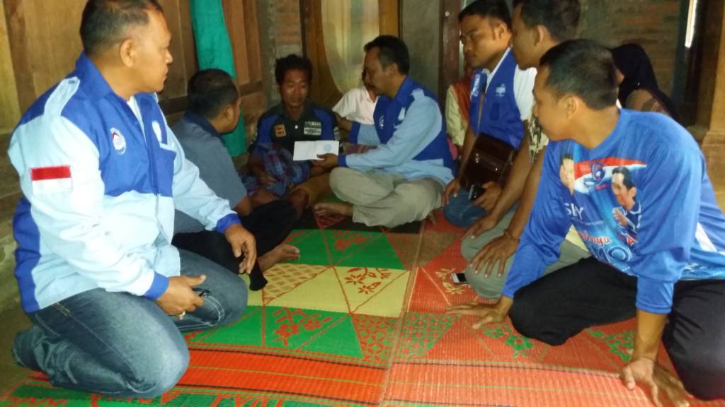 Griya Aspirasi EBY Kabupaten Ponorogo, Ibas langsung menyerahkan uang duka memberikan santunan kepada keluarga yang tertimpa musibah di Ponorogo. Foto: Muh Nurcholis/NusantaraNews