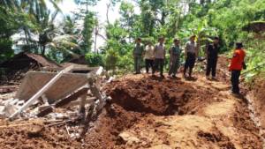 Wakil Bupati Ponorogo, Soedjarno langsung mengunjungi lokasi bencana alam tanah longsor di Desa Tumpuk, Kecamatan Sawoo, Ponorogo, Jatim, Senin (8/1/2018). Foto: Muh Nurcholis/NusantaraNews