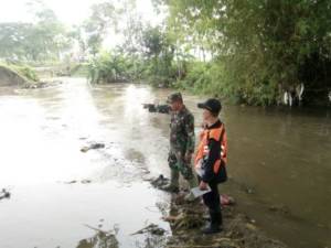 Anggota TNI dari Kodim 0809/Kediri tanggulangi potensi banjir. Foto: Dok. Penrem