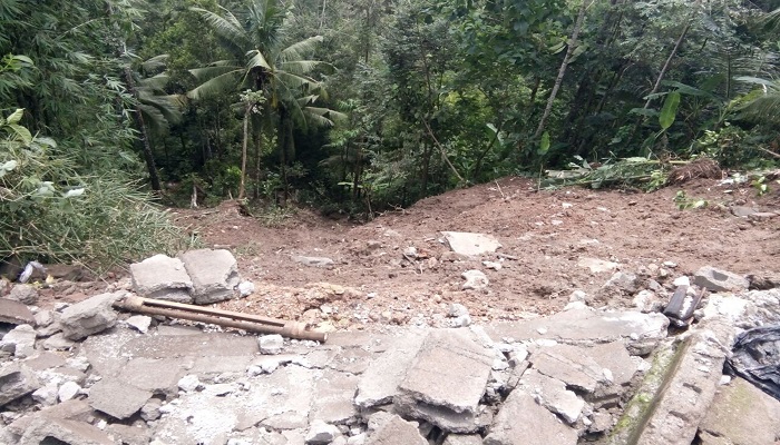 Tanah longsor kembali menerjang rumah warga di Dusun Salam Desa Klesem, Kecamatan Kebonagung, Pacitan. Foto: Dok. Istimewa