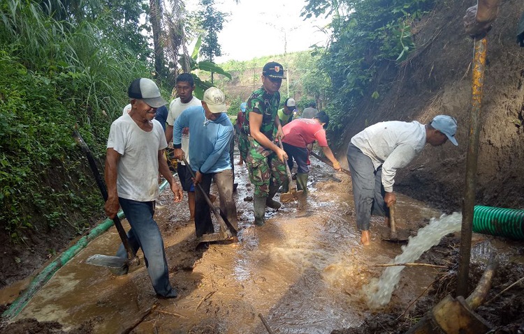 Bersihkan Longsor Blitar (Foto Amrin/Nusantaranews0
