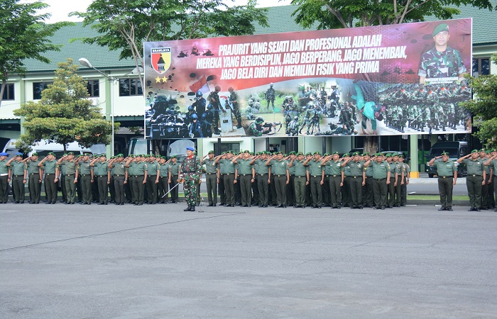 omando Daerah Militer (Kodam) V Brawijaya menggelar upacara bendera yang merupakan kegiatan rutin setiap tanggal 17. foto: Istimewa