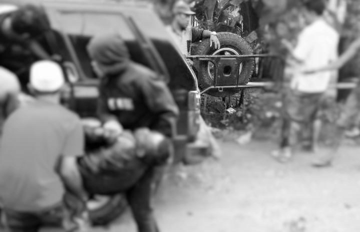 Tragedi berdarah kembali terjadi di jalan Desa Bilis-bilis, Kecamatan Arjasa, Kepulauan Kangean, Kabupaten Sumenep, Madura, Jawa Timur, satu orang nyaris tewas dua lainnya di nyatakan luka luka, Jumat (12/01/2018). Foto: Mahdi Alhabib/NusantaraNews