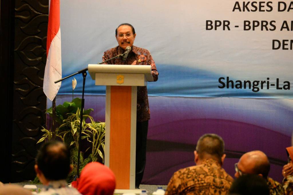 Sekdaprov Jatim Akhmad Sukardi mengingatkan agar industri BPR di 2018 harus semakin memacu kinerjanya. Foto: Tri Wahyudi/NusantaraNews