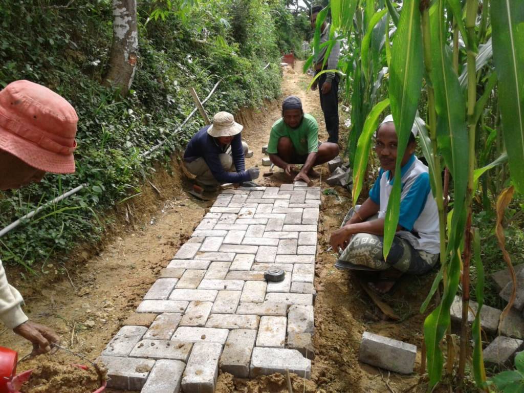 Warga mengerjakan membangunan Jalan Paving yang bersumber dari dana desa di Pakamban Daya Kecamatan Pragaan Kebupaten Sumemep. Foto: Mahdi Alhabib/NusantaraNews