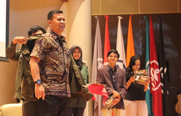 Dekan FMP Unhan Laksda TNI DR. Amarulla Octavian, S.T., M.Sc., D.E.S.D. menerima jaket almamter saat diresmikan sebagai anggota kehormatan UKM UKF IPB. Foto: Istimewa