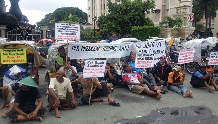 Paguyuban Bentor Mania Ponorogo menggelar aksi demonstrasi di Depan Paseban terkait pelarangan operasional bentor di wilayah jalur protokol dalam kota Ponorogo. Foto: Muh Nurcholis/NusantaraNews