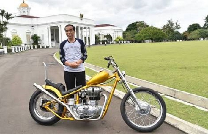 Presiden Jokowi saat menerima motor kreasi anak bangsa di Istana Kepresidenan Bogor, Provinsi Jawa Barat, Sabtu (20/1). (Foto: BPMI) Presiden Jokowi saat menerima motor kreasi anak bangsa di Istana Kepresidenan Bogor, Provinsi Jawa Barat, Sabtu (20/1). (Foto: BPMI)