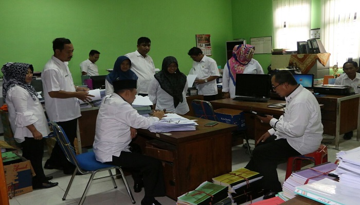 Bupati Sumenep tampak sibuk mengecek sejumlah dokumen di Dinas Pendidikan Sumenep Madura. Foto: Mahdi Alhabib/NusantaraNews