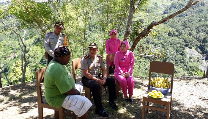 Kapolres Tolikara AKBP Mada Indra Laksanta berbincang-bincang dengan Kepala Suku Ondoafi, Karuba Emas Bogum. Foto: Dok. NusantaraNews