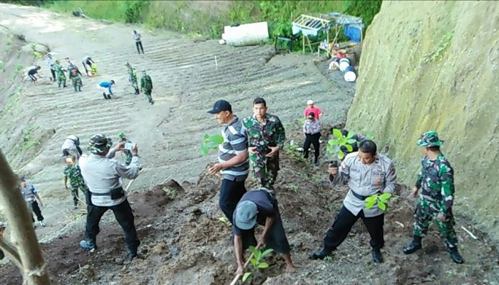 TNI, Polri dan masyarakat bersinergi melakukan penghijauan di lahan bekas penggalian pasir di desa Suluk, Dolopo, Madiun. Foto: Dok. Istimewa/NusantaraNews