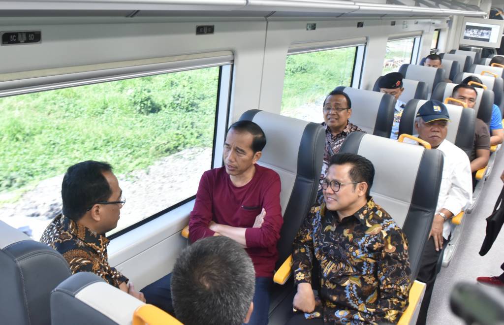 Presiden Jokowi langsung menjajal kereta Bandara, usai peresmian di Stasiun KA Bandara Soekarno Hatta, Tangerang, Banten, Selasa (2/1) pagi. Foto: JAY/Humas/Setkab