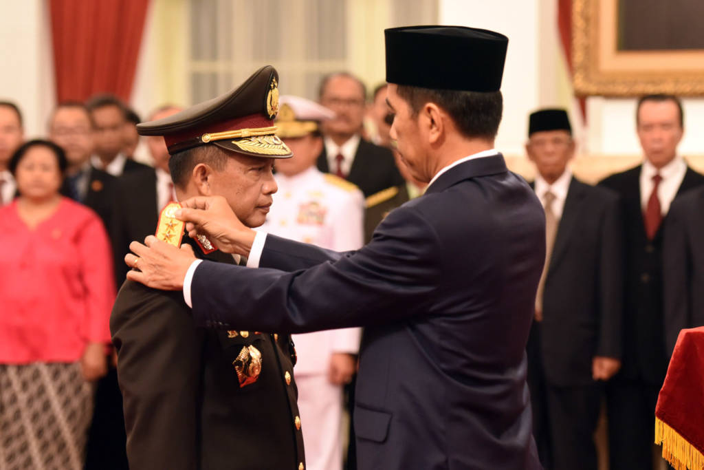 Presiden Jokowi menyematkan pangkat bintang 4 kepada Tito Karnavian, yang telah dilantiknya sebagai Kapolri, di Istana Negara, Jakarta, Rabu (13/7). Foto: Rahmat/Humas