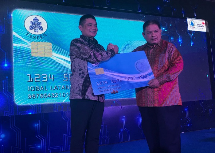 Direktur Enterprise & Business Service Telkom Dian Rachmawan (kiri) saat menyerahkan Taspen SmartCard kepada Direktur Utama Taspen Iqbal Latanro (kanan) di Bogor, Jumat (19/1).
