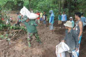 Anggota Koramil 0810/12 Pace dan BPBD Kabupaten Nganjuk bersama masyarakat setempat melakukan pembenahan bantaran sungai di Kecamatan Pace. Foto: Dok. Penrem/Istimewa