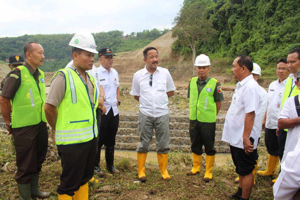 Forkopimda Kabupaten Ponorogo melakukan peninjauan ke wilayah terjadinya bencana banjir di Dusun Bendo Desa Ngindeng Kecamatan Sawoo. Foto: Ahmad Rantelino