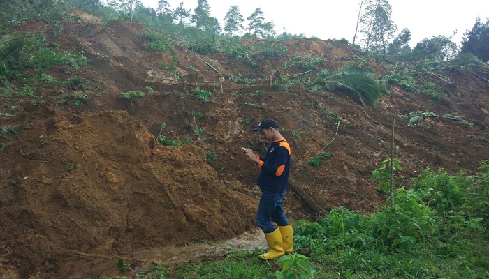 Tim Gadjah Mada Teknologi (GAMA Ina-TEK) UGM melakukan penelitian penyebab terjadinya bencana tanah longsor di Kecamatan Kampak, Kabupaten Trenggalek, Jawa Timur. 