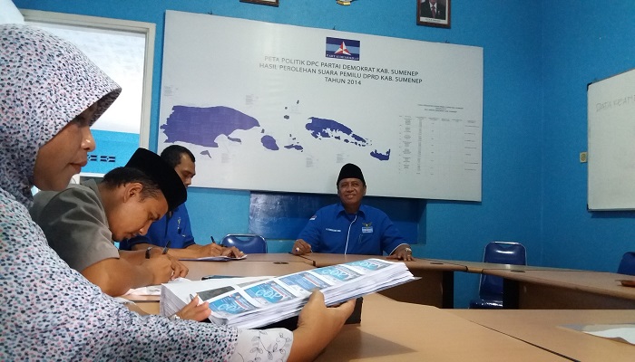 Proses verefikasi parpol di DPC Partai Demokrat Kabupaten Sumenep Madura, Selasa 30 Januari 2018. Foto: Mahdi Alhabib/NusantaraNews