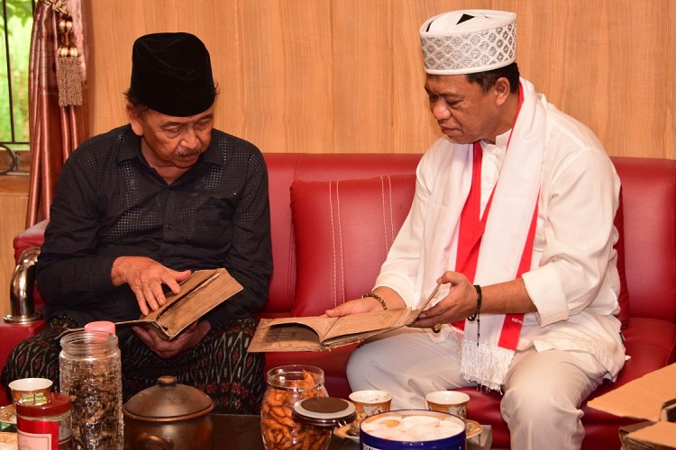 Bacagub Jabar Antin Charliyan bersama pengasuh Ponpes Cintawana prof DR T. Fuad Wahab (Foto Istimewa/Nusantaranews)