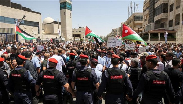 Ribuan warga Israel protes keras di depan Kedubes Israel pada 28 Juli 2017 atas tewasnya Mohammed Jawawdeh dan Bashar Hamarneh yang ditembak mati oleh tentara Israel. (Foto: AFP)