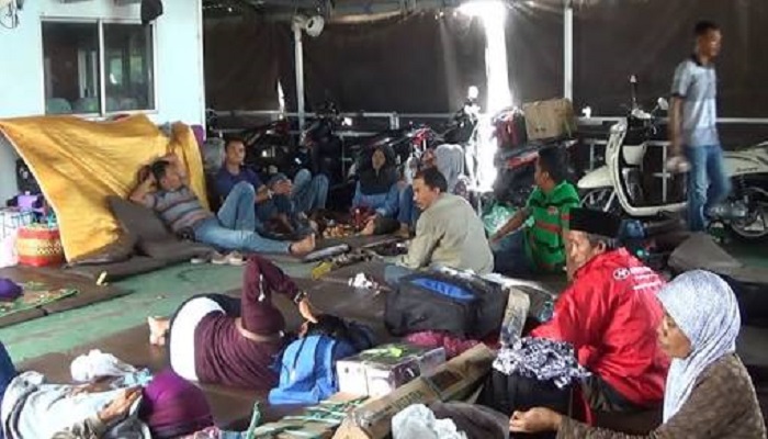 Kondisi warga Kepulauan Sumenep tertahan di Pelabuhan Kalianget akibat kapal tak bisa berlayar. Foto: Mahdi Alhabib/NusantaraNews