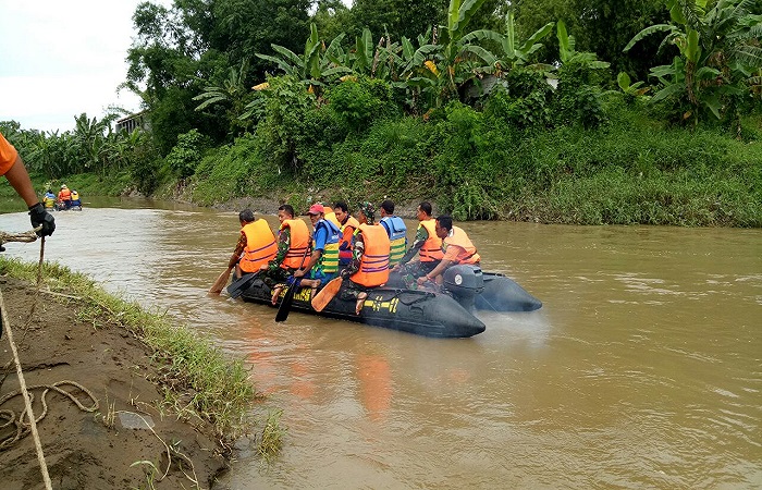 Para relawan mencari bocah yang hilang akibat terseret arus sungai Catak Banteng di Jombang. (Foto: Istimewa/NusantaraNews)