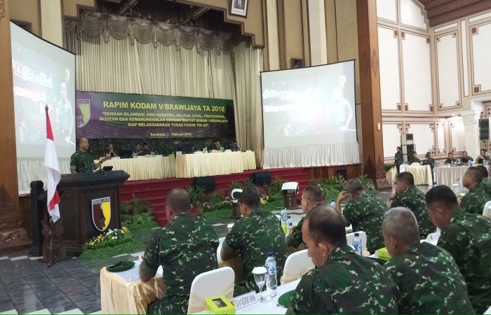 Pangdam V Brawijaya menyampaikan program-program kerja yang nantinya wajib dilakukan oleh seluruh prajurit di wilayah teritorialnya di balai prajurit Makodam V/Brawijaya pada Selasa (20/2). (Foto: Istimewa)