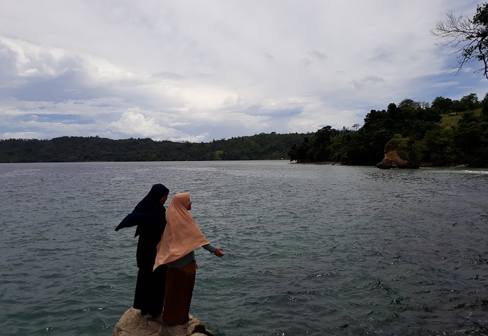 Mahasiswa KKN Unila Kunjungi Wisata Religi Gunung Dalom di Pantai Tirom awi, Karangberak Pematangsawa, Tanggamus. (FOTO: NUSANTARANEWS.CO/RFT)