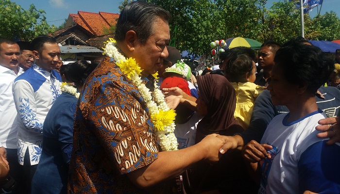 Susilo Bambang Yudhoyono (SBY) bersama Ani Yudhoyono ke Lapangan Purwodadi, Kecamatan Barat, Kabupaten Magetan, Jawa Timur, Selasa (27/2/2018). (Foto: Muh Nurcholis/NusantaraNews)