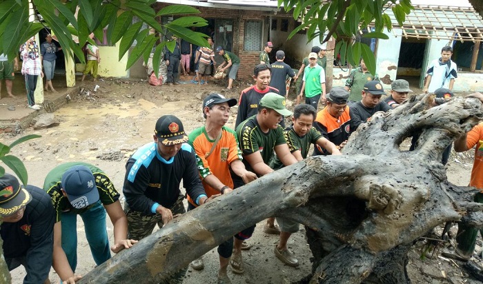 Ratusan anggota Banser dan relawan LPBI NU Kudus melakukan kerja bakti di desa yang terkena banjir. Foto: Istimewa/ NusantaraNews