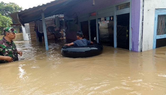 Anggota TNI mengecek banjir di Kabupaten Jombang, Jawa Timur. (Foto: Istimewa/NusantaraNews)