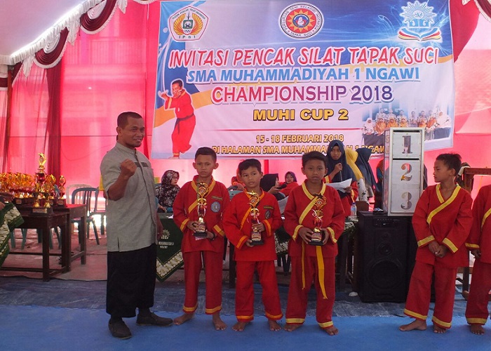 Penyerahan medali kepada para pemenang Invistasi Tapak Suci Muhi Cup II 2018 yang diselenggarakan oleh SMA Muhammadiyah 1 Ngawi. (Foto: Muh Nurcholis)