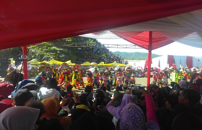 Pembukaan event budaya Kabupaten Jember, Performing Art Bolo Srewu Jaranan Barong di Pantai Payangan. (Foto: Istimewa)