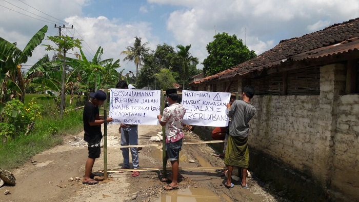 Warga melakukan aksi tutup paksa jalan penghubung dua kecamatan Gading dan Pasongsongan. (Foto: NUSANTARANEWS.CO/Mahdi)