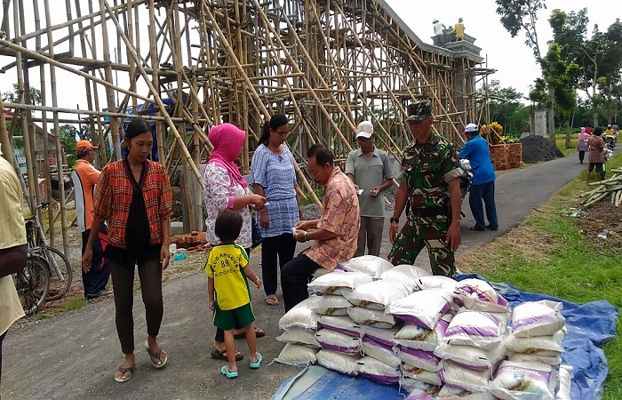 Sejumlah kecamatan di Kabupaten Jember menerima beras bersubsidi pemerintah, Sabtu (24/2/2018). (Foto: Dok. NusantaraNews/Istimewa)