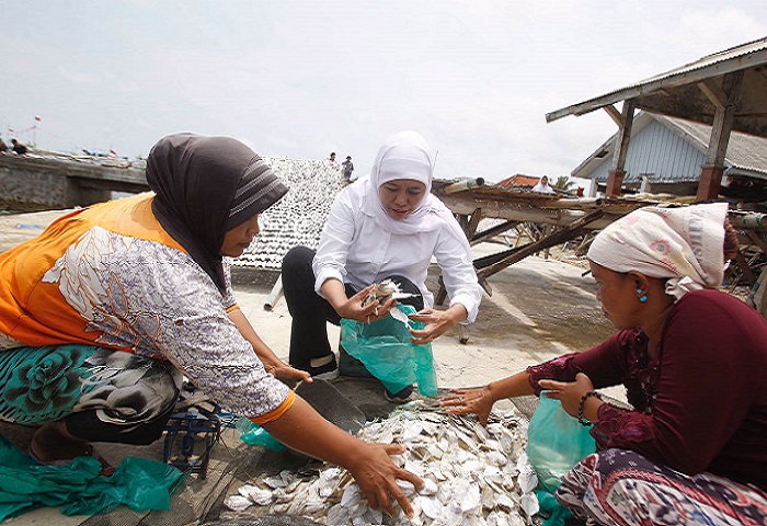 Calon gubernur Jawa Timur, Khofifah Indar Parawansa tampung aspirasi nelayan Madura. (Foto: Setya/NusantaraNews)