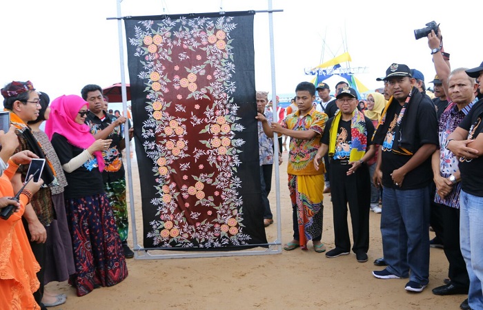 Festival Batik On The Sea di Pantai Lombang Sumenep. (Foto: Mahdi Alhabib/NusantaraNews)